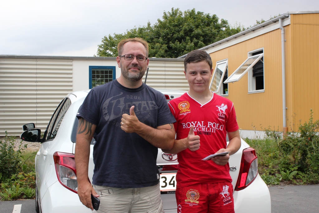 Kørelærer Thorm Andersen har lige givet Frederik hans nye kørekort.
(Foto: thomskoreskole.dk)